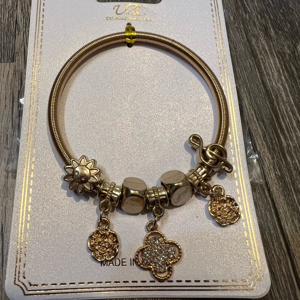 Gold Clover Floral Charm Bracelet NWT Unlimited Beauty Care Accessories Chunky - Picture 3 of 3